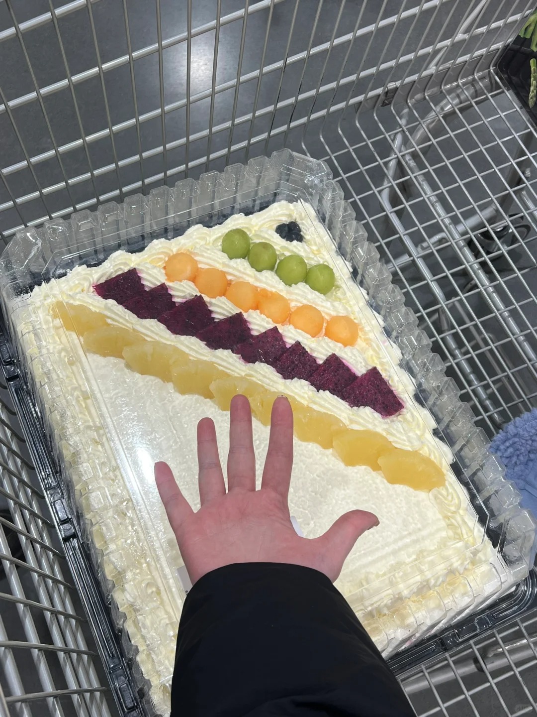 今天给山姆168的蛋糕变身
装饰一下，送去幼儿园