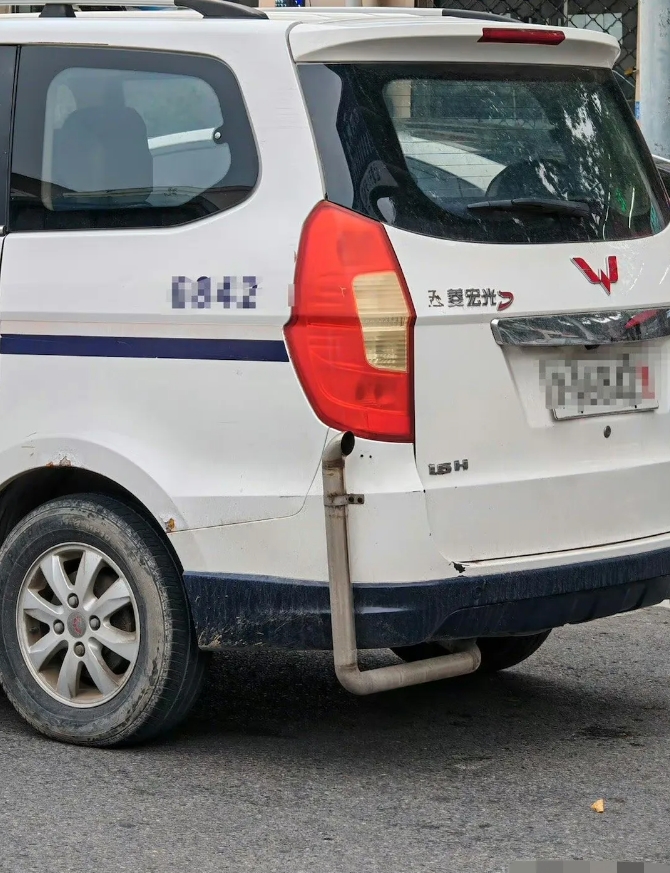 这应该是一辆警车，它把后排气管往上挪了挪，这样在遇到一些紧急救援的任务时就不容易