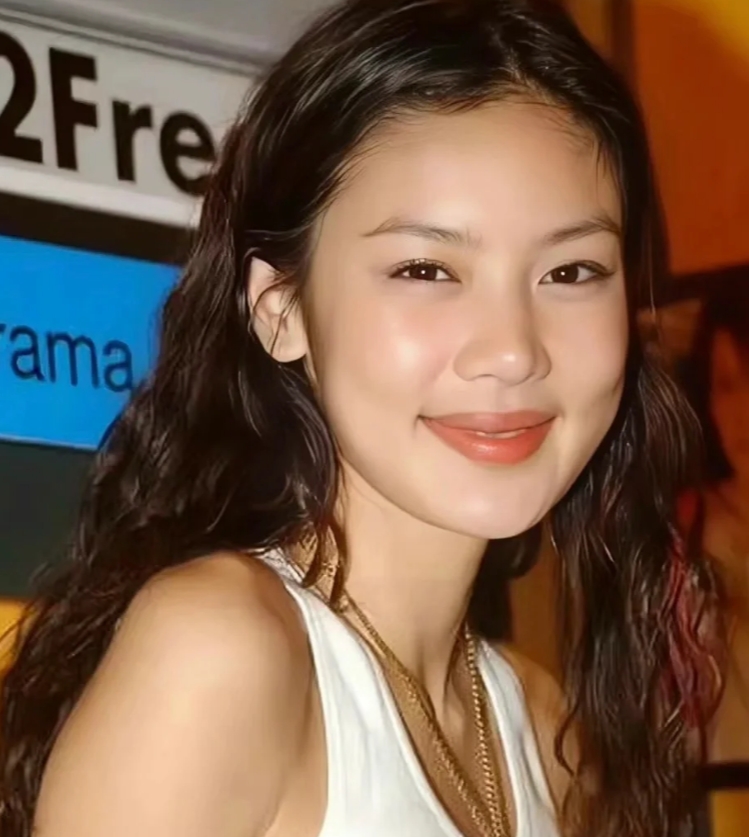 4年榨干丈夫7亿家产，现如今却胖成球