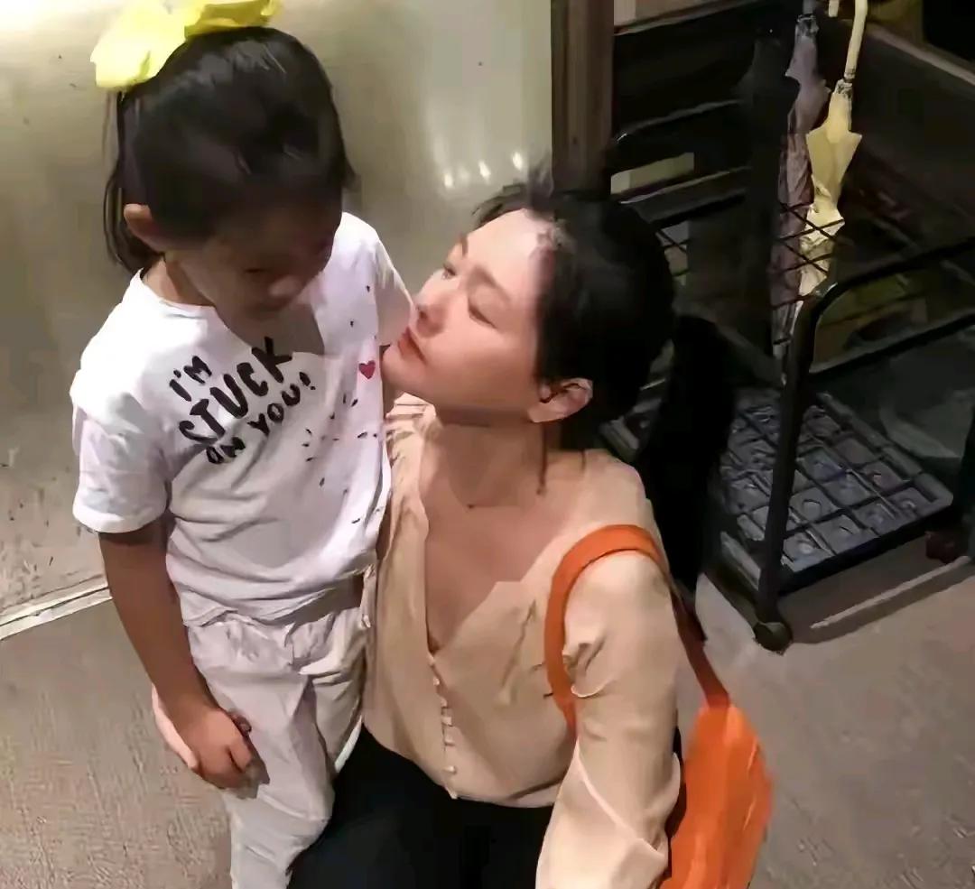 大S的家庭纠纷就像一场惊心动魄的争夺战，她对母亲和妹妹的信任几乎为零，甚至在遗嘱