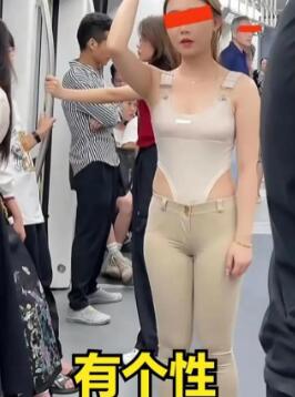 浙江女子穿带“沟”衣服坐地铁，旁人不敢正视，目光羞怯无处安放 近日，浙江地铁上一