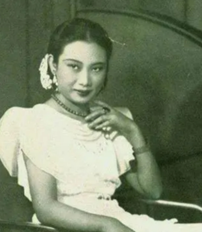 1946年，一代美人胡蝶被按在床上，戴笠撕扯着她的旗袍：“想你丈夫孩子平安，就乖