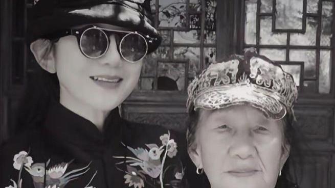 杨丽萍春节哽咽缅怀母亲，首次公开母亲灵堂照，文案惹人泪目