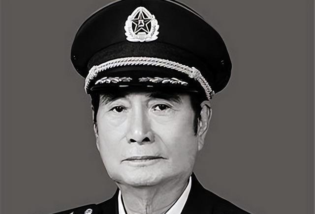 1998年，张万年出访美国，刚踏进美国宁堡陆军基地，一个美军司令突然跳了出来死死