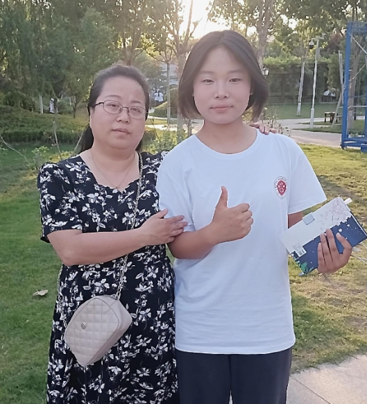 高考，一定会金榜题名


今天是高考前最后一天，我看到学生们聚在一起拍毕业照，突