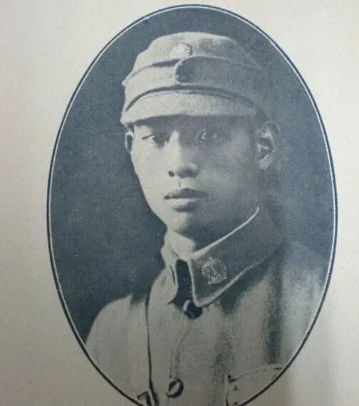 1939年，500多名战士组成的国军加强营被敌人包围，师长三次下令撤退，不料营长