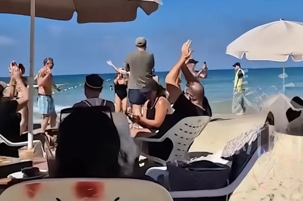 大批以色列人聚集在海滩庆祝黎巴嫩真主党领导人身亡，胡塞武装导弹来袭警报响起后，海