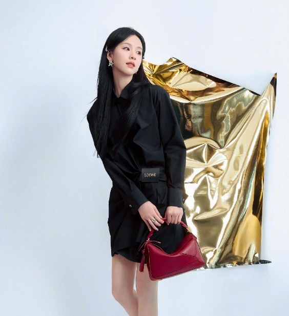 陈都灵背后的金色背景布是不是忘记取下来了，拍全身照的话这个背景布显得很多余，也起