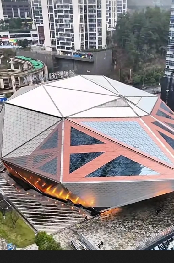 今晚碎碎念：

九号厅，人挤人。几天后的票，影子都没了。《哪吒2》火了。

抖音