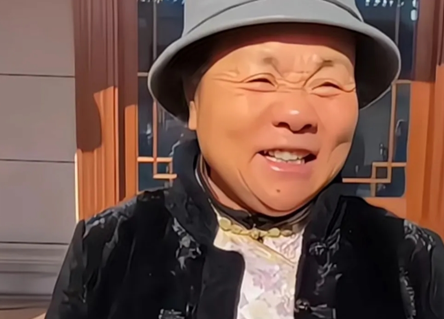 刷到刘强东妈妈的近况，变化真的太大了！之前看过她的照片，刘强东和妈妈的长相十分相
