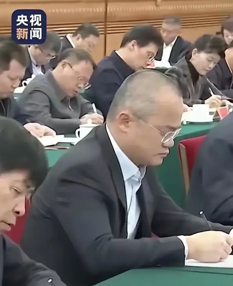 去北京开个会，发现这些企业家变了个人
1、王兴，从之前的锱铢必较的商人，一下子大