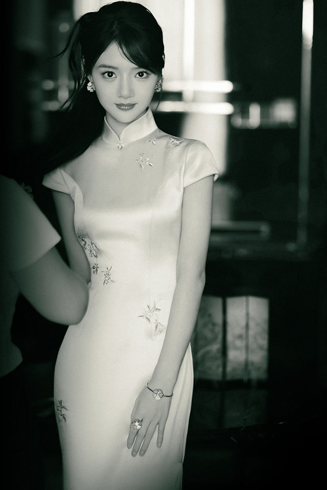 #任敏旗袍#为了宣传新剧，任敏、李现扫楼新浪。任敏这一身旗袍，只能说真的年轻。