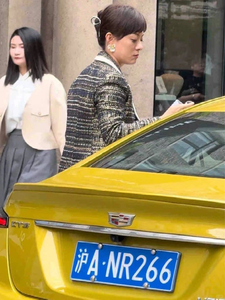 我的天啊，我在上海外滩碰到了谁啊？明星真人，美到窒息！
她本人个子不算太高很瘦小