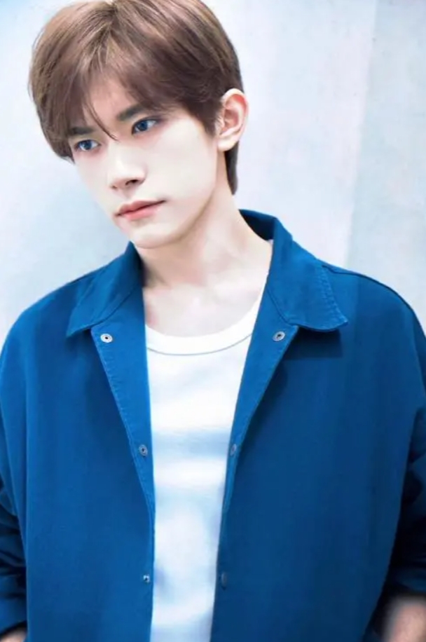 易烊千玺，中国内地的男演员、歌手、舞者