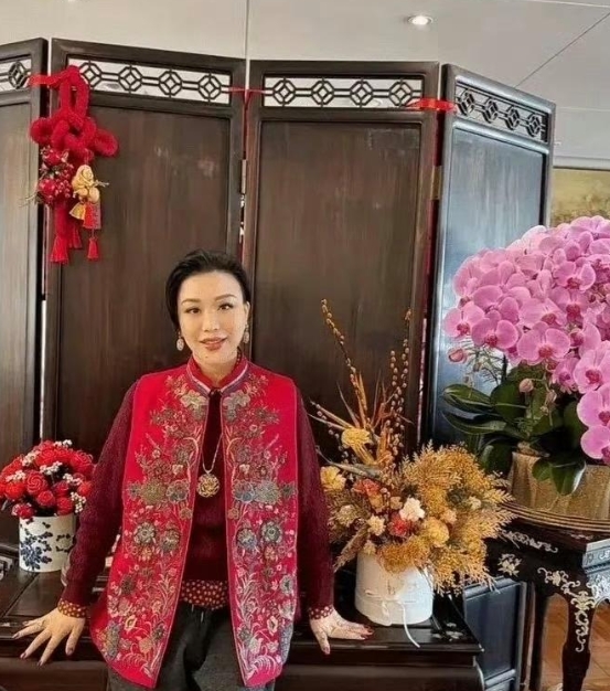 家里的软装和硬装还是暴露了吕良伟的年龄，虽然看他的脸完全不像70+的老人，但家里