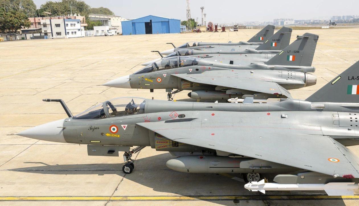 新生产出来的数架印度国产Tejas MK1A版本轻型战机，正在等待交付给印度空军