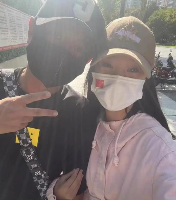 马伊琍在演艺道路上成绩亮眼，曾与文章有过一段备受瞩目的婚姻。近日，二人的大女儿回