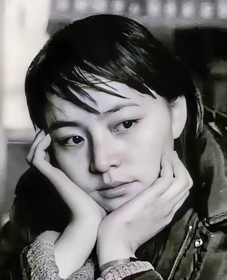 演员宋丹丹说，我爸是北京市文联的，我妈是美术老师。我上面有两个哥哥两个姐姐，我是