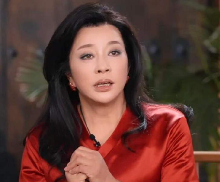 毛戈平又给刘晓庆化妆了，这造型美麻了，谁看得出来是74岁