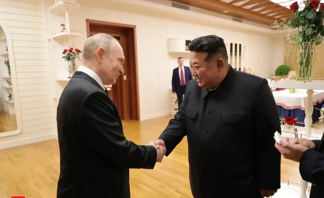 普京访问朝鲜，受到了超高规格的接待，金正恩亲自接送，普京驾车带着金正恩在平壤街头