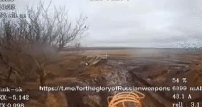 美国产的M109在库尔斯克的雪地泥泞中趴窝，乌军特意盖了伪装网，俄军无人侦察机发