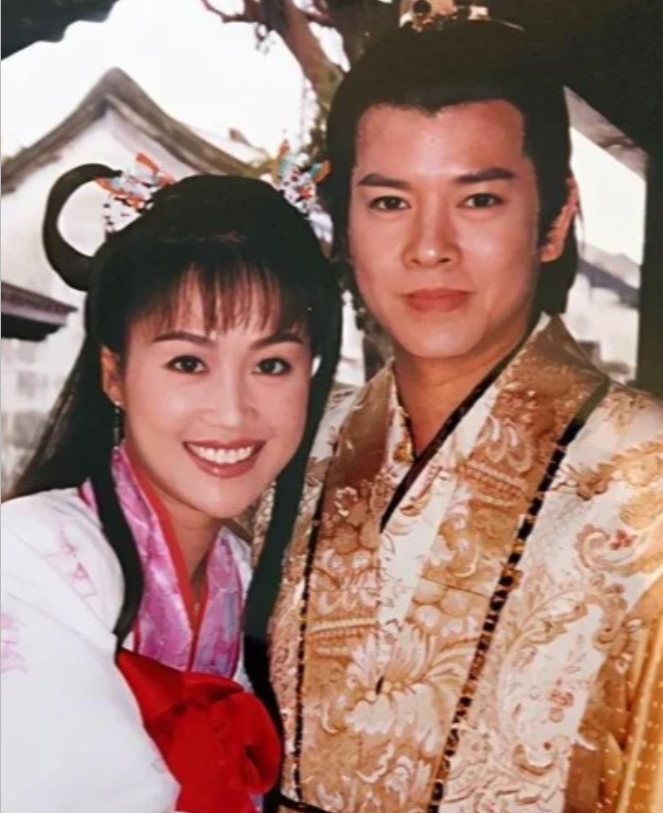 她拒嫁豪门，梁小冰23年婚姻始终如一