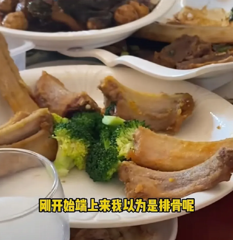 1月3日，江苏有个哥们儿去吃席，眼前摆了一盘“排骨”，他毫不犹豫地夹了块最大的。