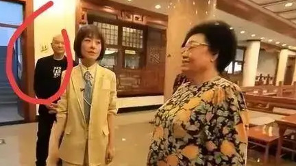 陈丽华下厨为老公做饭，两人恩爱多年