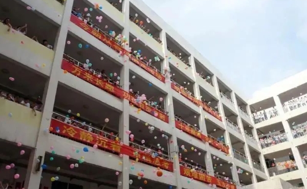 尚未配妥剑，转眼便江湖；愿历尽千帆，归来仍少年。过千山有行舟 顺风顺水上重逢；
