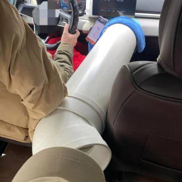     昨天打了一辆车，结果发现车里的冷气管如此之大，这台车装的是中央空调呢，还