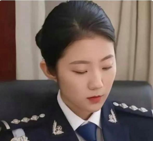 社会观察：1998年生的张津瑜，毕业于扬州大学，曾是警察网记者，本有大好前途。2