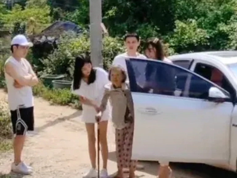 “太羡慕了！”广西，85岁女儿跨越3000公里，去看望110岁的母亲！得知女儿要