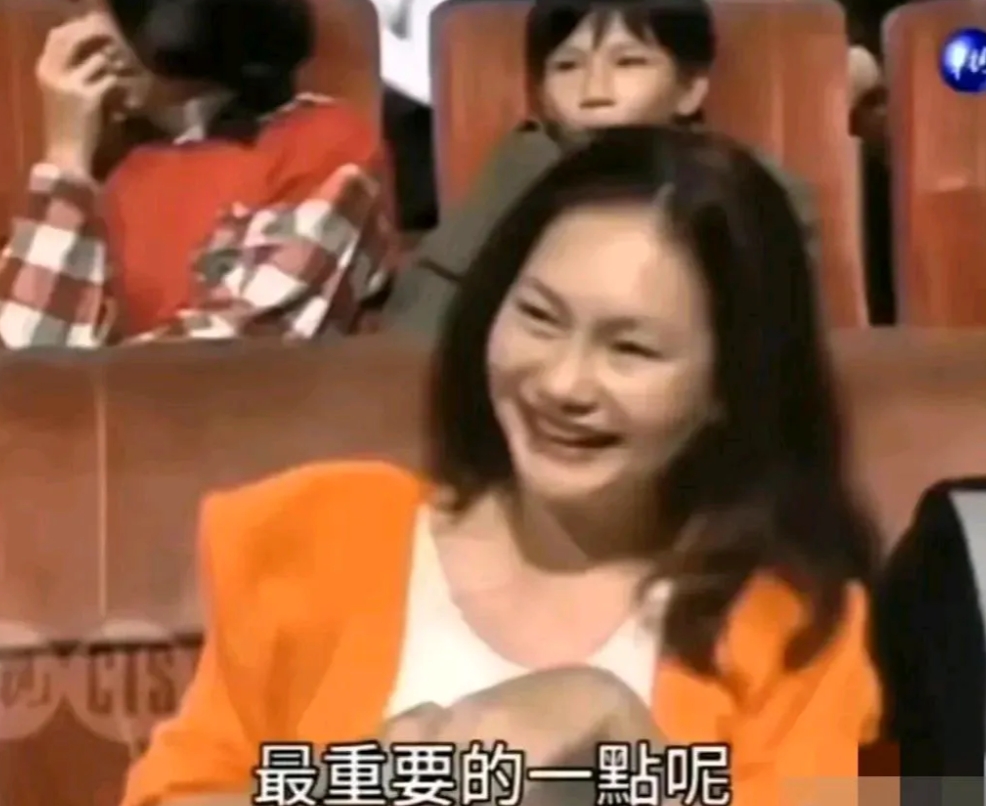 大S小S在台上感谢妈妈，台下的妈妈开心的笑容像极了马小梅，原来S妈年轻时这么美，