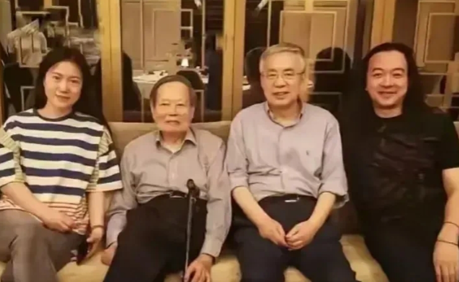 翁帆杨振宁婚后到底幸不幸福，一张照片说明一切。

他们的脚尖都朝向彼此，而且肢体