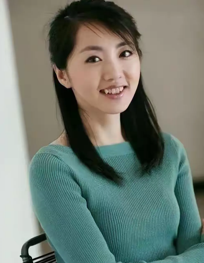杨丹，端庄甜美、优雅知性，如果她当新闻主播，估计也能胜任。这一点，你认同吗？
杨