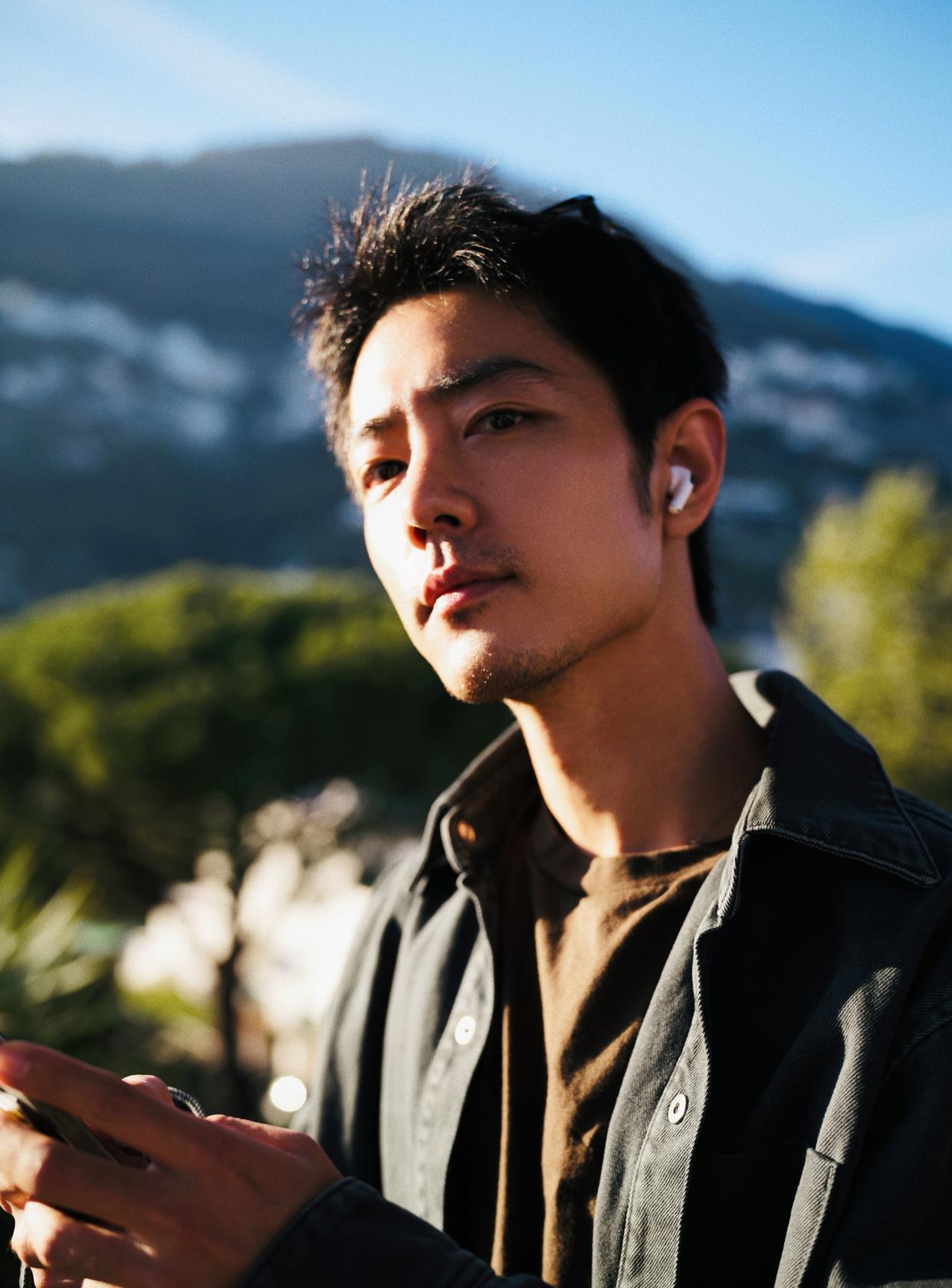 谁能想到这是同一人啊！肖战新发的图被网友们代入糙汉文男主，和几天前的小白兔产生强