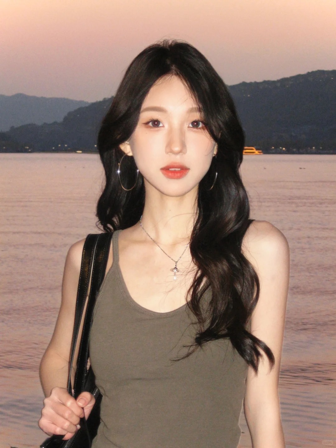 我和西湖
谁会不喜欢西湖的晚霞啊
随便拍了几张都很美