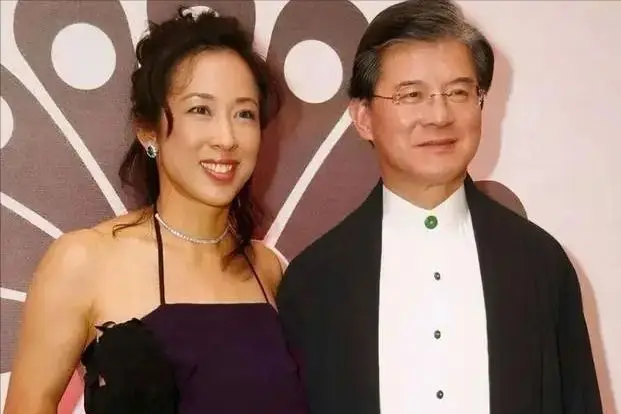 2005年，朱玲玲和霍震霆离婚时，霍家100多亿的家产，她一分钱也没拿，直接就净
