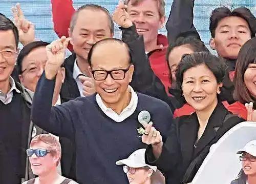 1989年李嘉诚携李嘉欣跨年夜引争议，庄明月离世成谜