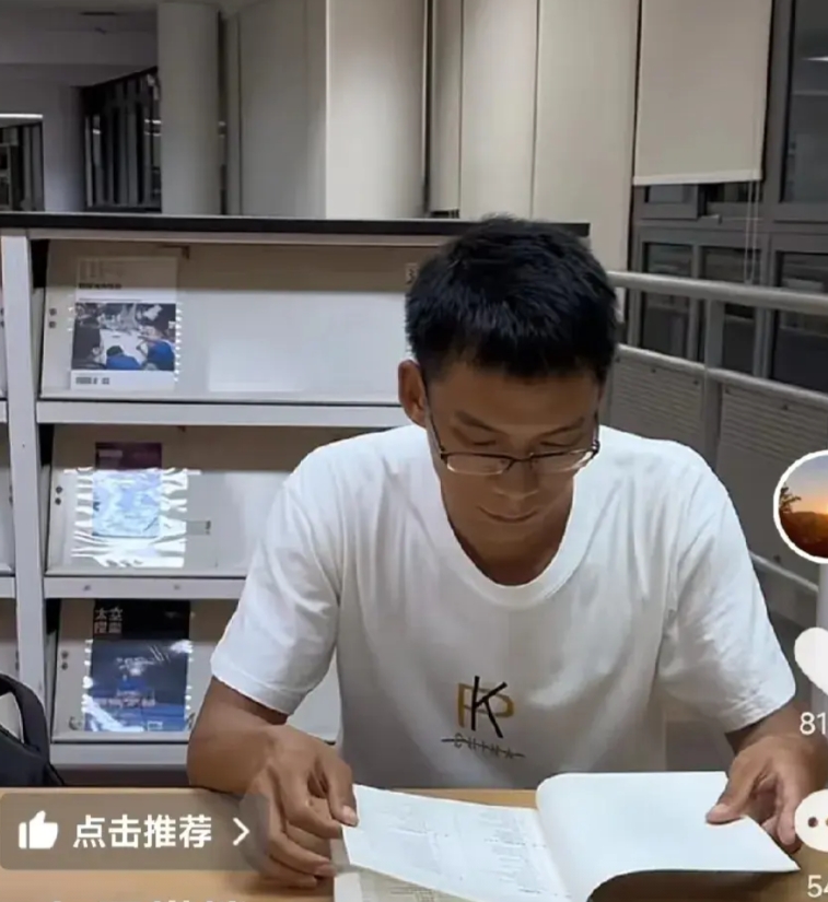 唐尚珺，貌似艰难的大学生活，实则一片坦途。 唐尚珺将迎来梦幻般的大学生活。
1.