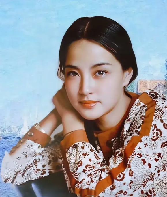 水军，绝对是水军。
这两天有关刘晓庆的前尘往事突然就被翻了出来，还铺天盖地的。