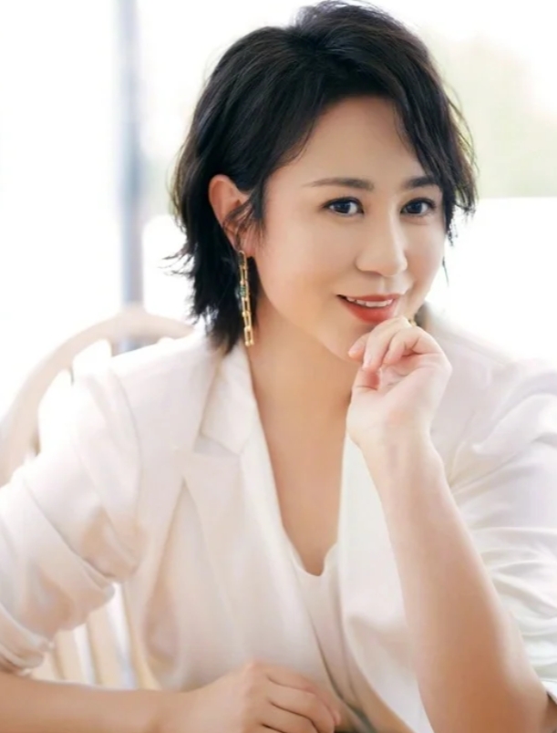 马丽：票房突破200亿背后的曲折与成功