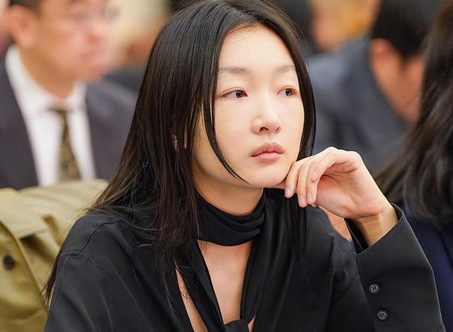 北京这一夜，坐在吴京前面的陈道明，让所有人见识了他的江湖地位（吴京给成龙拜年）-第7张图片-九妖电影
