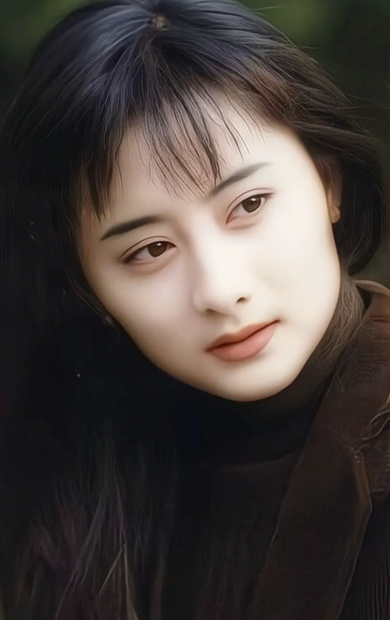 演员陈德容说，周星驰追求过我，拍鹿鼎记，每天都来接我，可是我觉得不可能的，那个时