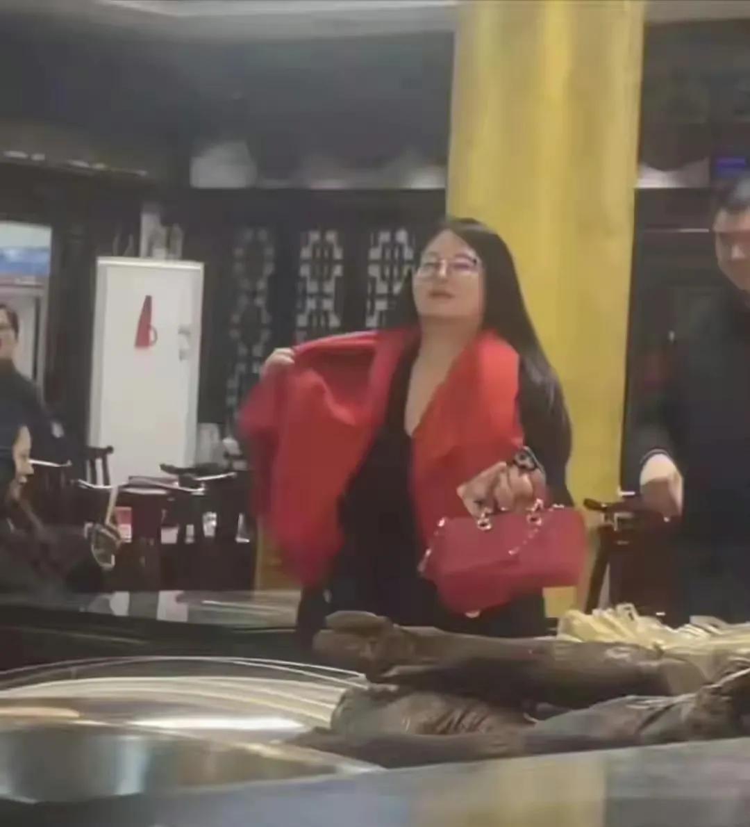 李湘带一家子回老家请客吃饭，身上时刻散发着大佬气质，敬酒画面出来十分的霸气，王岳
