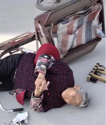 江苏南通，大妈退休金4000多元，大爷是个教师，退休金将近1万元，他们却要入住消