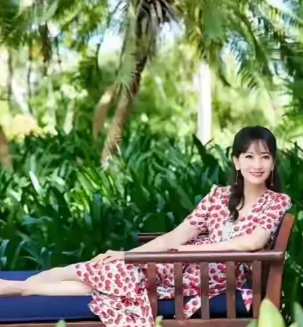 这位爱穿少女装，永远不服老，爱装嫩，喜欢在美颜滤镜里，你认出她是谁了吗？