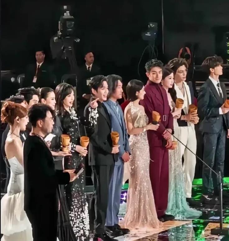 合照中你猜林更新想对赵丽颖说什么呢？其他的男士都在看前面的景色。而只有林更新的眼