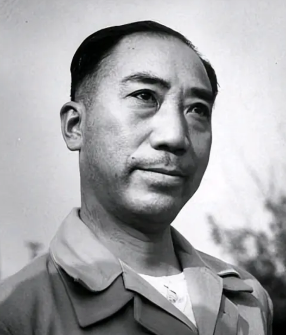 熟悉戴笠的人或许都知道， 戴笠有““四不”和“六好”。

这“四不”就是：不喝茶