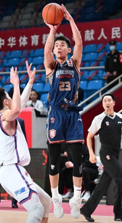 最近两年有希望进NBA征战的三人
第一位李弘权，上海14号球衣，场上司职3号位，